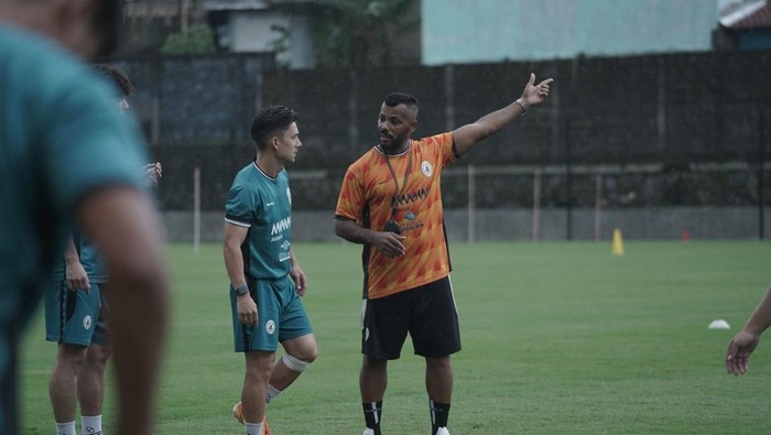 Jika berhasil mencuri poin, PSS akan memperlebar jarak di papan atas. Namun jika PSS kalah, peluang Barito promosi juga semakin terbuka.