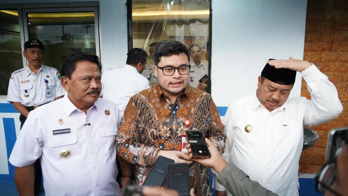 Bupati Kediri Hanindhito Himawan Pramana bersama Bupati Nganjuk Marhaen Djumadi dan Bupati Jombang Warsubi bahas rencana pembangunan Simpang Tiga Mengkreng