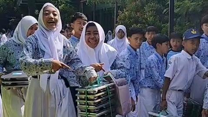 Siswa di Dayeuhkolot kembalikan MBG ke SPPG.