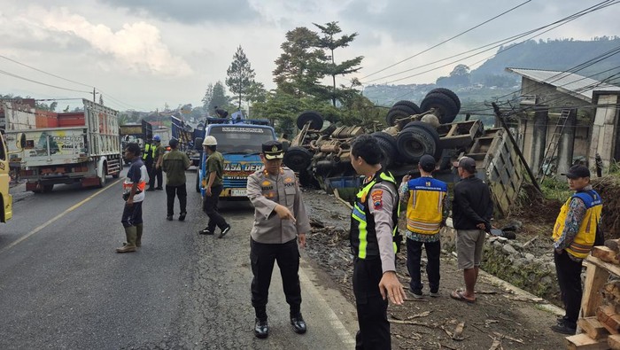 Suasana kecelakaan beruntun yang melibatkan beberapa kendaraan terjadi di Jalan Raya Parakan-Wonosobo di Kertek, Kabupaten Wonosobo, Rabu (8/4/2026).
