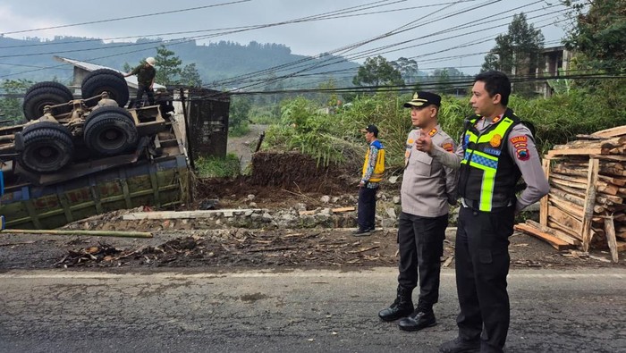 Suasana kecelakaan beruntun yang melibatkan beberapa kendaraan terjadi di Jalan Raya Parakan-Wonosobo di Kertek, Kabupaten Wonosobo, Rabu (8/4/2026).
