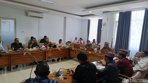 Suasana RDP DPRD Manggarai Barat dengan BTNK membahas kuota kunjungan wisatawan ke TN Komodo, Rabu (8/4/2026). (Foto: Ambrosius Ardin/detikBali)