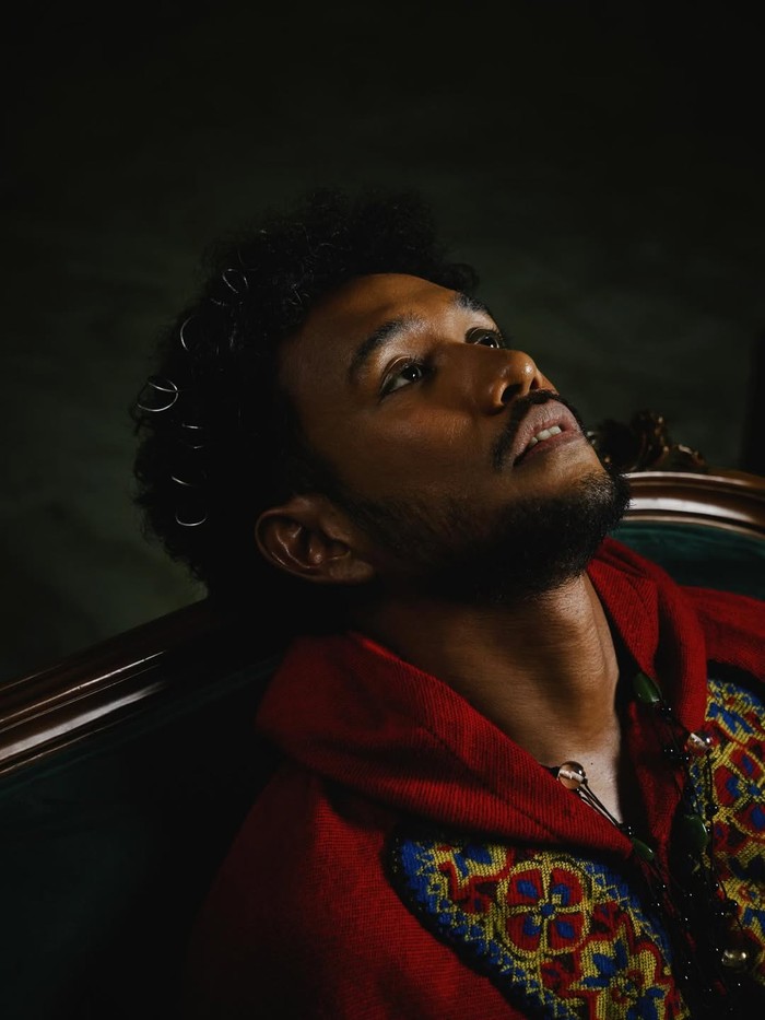 Teddy Adhitya kembali dengan lagu baru Sombar, menggambarkan ketenangan di tengah kesibukan. Temukan makna teduh dalam karya yang intim dan segar ini.