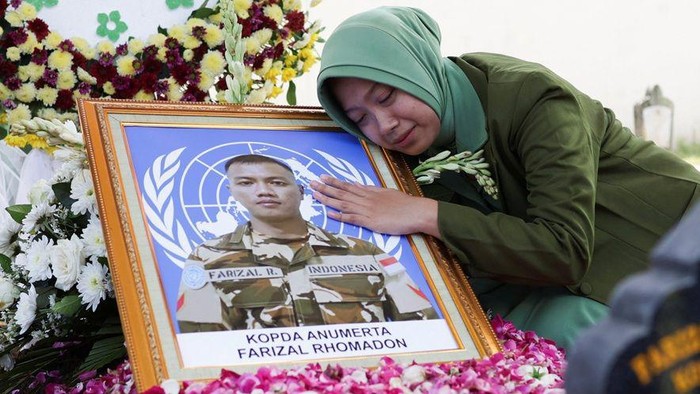 Azila Farizal menangis di pusara mendiang suaminya, Farizal Rhomadon, seorang prajurit TNI yang meninggal dunia saat bertugas sebagai pasukan penjaga perdamaian di Lebanon. (Reuters)