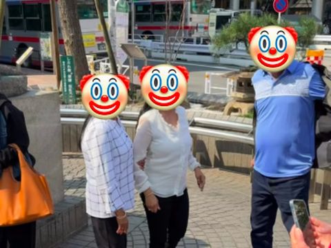 Tiga turis yang diduga berasal dari India serobot antrean foto di Patung Hachiko, Jepang Tiga turis yang diduga berasal dari India serobot antrean foto di Patung Hachiko, Jepang