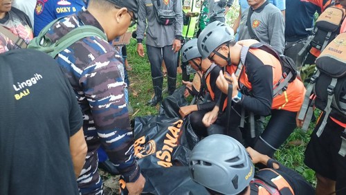 Tim SAR gabungan mengevakuasi jenazah Vikram Abinawa (6), bocah terseret arus saat mandi bersama kakeknya di Sungai Daya, Desa Tamblang, Kecamatan Kubutambahan, Buleleng, ditemukan tewas, Rabu (8/4/2026). (Dok.Basarnas Buleleng)