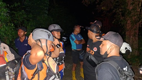 Tim SAR melakukan pencarian terhadap korban terseret arus di Sungai Daya, Desa Tamblang, Kecamatan Kubutambahan, Buleleng, Bali, Selasa (7/4/2026) sore. (Dok. Basarnas Buleleng)