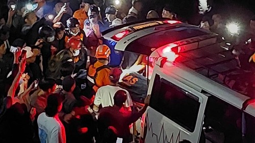 Tim SAR mengevakuasi jenazah Lisa Pratiwi, korban terseret bah di Sungai Tibu Ijo, Desa Kekait, Kecamatan Gunungsari, Lombok Barat. (Dok. SAR Mataram)