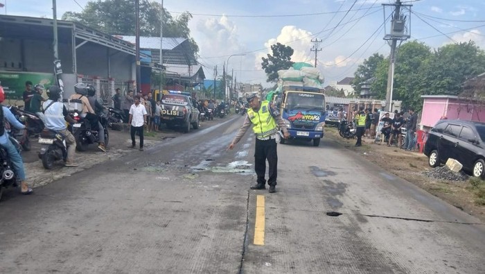 TKP kecelakaan pemotor terlindas truk di Jalan Umum Km 36+500 Semarang-Jepara, Desa Geneng, Kecamatan Mijen, Kabupaten Demak, Rabu (8/4/2026).
