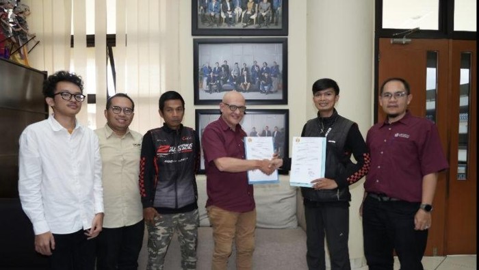 Direktur Pengelolaan Aset dan Sarana Prasarana Unpad, Edward Henry (kiri) dan perwakilan Forum Aliansi Komunitas Ojek Jatinangor bersalaman usai sepakat akses masuk dan keluar kawasan Unpad Kampus Jatinangor. (ANTARA/HO-Unpad)
