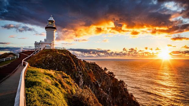 View Cape Byron Lighthouse saat sunrise di Byron Bay.