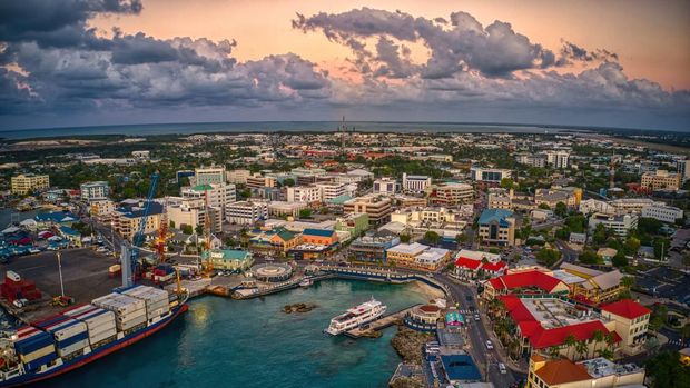 View dari udara George Town di Kepulauan Cayman
