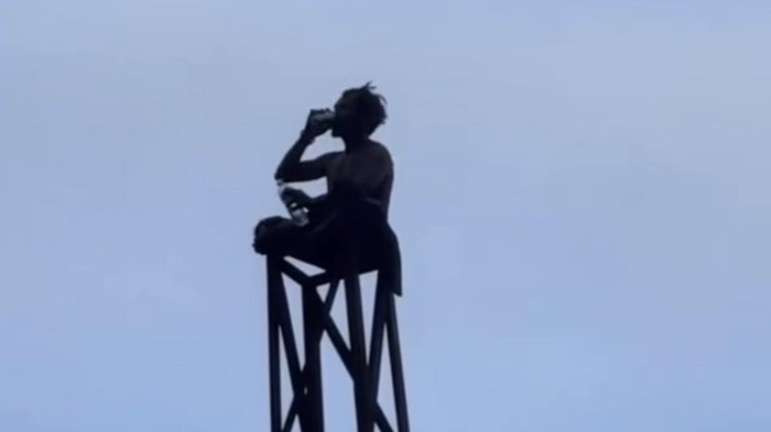 Viral ODGJ manjat tower sambil tenggak miras di Muna, Sultra.