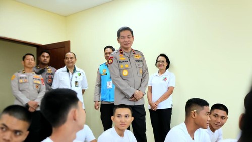 Wakapolda Bali, Brigjen I Made Astawa saat meninjau langsung pemeriksaan kesehatan tahap pertama calon taruna-taruni Akpol 2026, Selasa (7/4/2026).