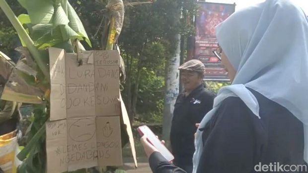 Wakil Ketua DPRD Nganjuk Endah Sri Murtini sidak jalan rusak. Wakil Ketua DPRD Nganjuk Endah Sri Murtini sidak jalan rusak.