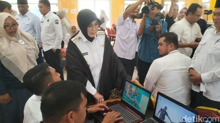 Walkot Banda Aceh Illiza meninjau pelatihan guru SD. (Agus Setyadi/detikSumut)