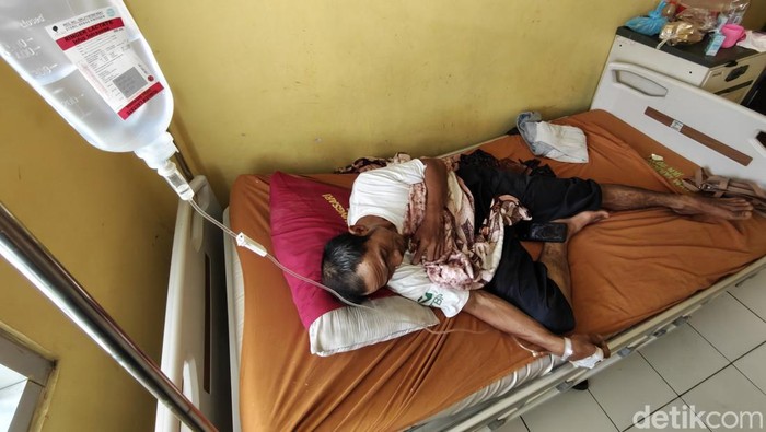 Warga Pasir Tanjung, Tanjungsari, Kabupaten Bogor dirawat usai menyantap hidangan dari posyandu