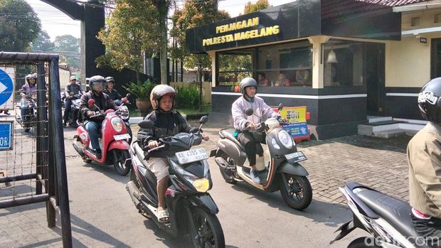 Warga Sambeng Warga Desa Sambeng, Kecamatan Borobudur mendatangi Polresta Magelang untuk melaporkan dugaan peristiwa pemalsuan dokumen untuk pengurusan izin pertimbangan teknis (Pertek) persyaratan izin tambang tanah uruk, Rabu (8/4/2026).