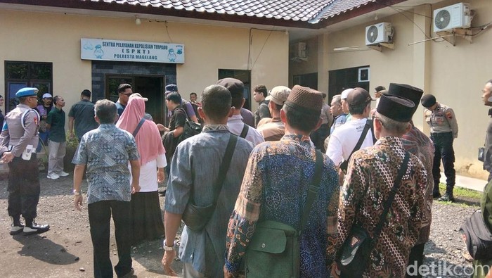 Warga Desa Sambeng, Kecamatan Borobudur mendatangi Polresta Magelang untuk melaporkan dugaan peristiwa pemalsuan dokumen untuk pengurusan izin pertimbangan teknis (Pertek) persyaratan izin tambang tanah uruk, Rabu (8/4/2026).