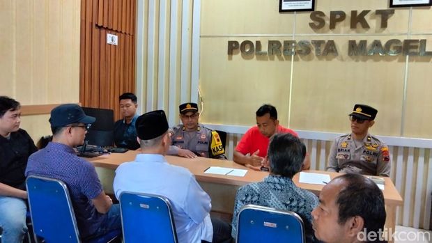 Warga Sambeng Warga Desa Sambeng, Kecamatan Borobudur mendatangi Polresta Magelang untuk melaporkan dugaan peristiwa pemalsuan dokumen untuk pengurusan izin pertimbangan teknis (Pertek) persyaratan izin tambang tanah uruk, Rabu (8/4/2026).