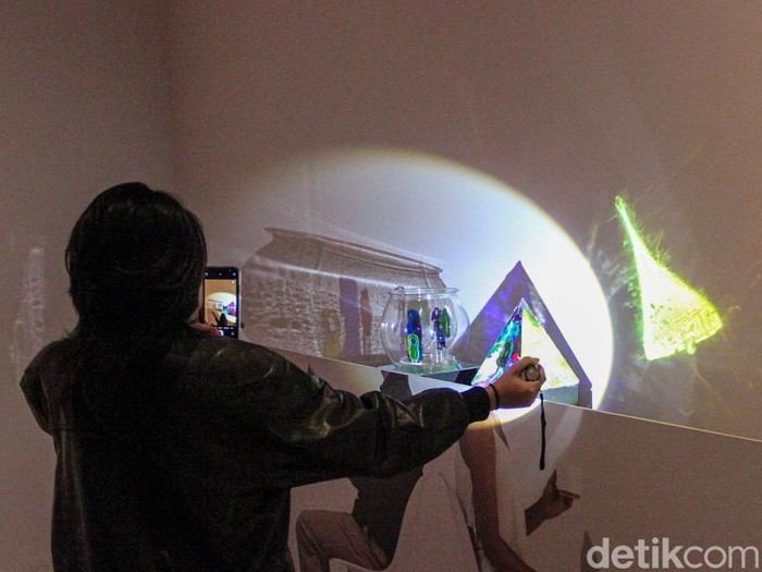 Sebanyak 12 perupa perempuan Indonesia ambil bagian dalam pameran Indonesian Women Artist (IWA) #4: On The Map yang digelar di Galeri Nasional Indonesia, Jakarta. Pameran ini menjadi ruang ekspresi sekaligus refleksi atas pengalaman tubuh, ruang personal, hingga relasi perempuan dengan lingkungan sekitarnya.