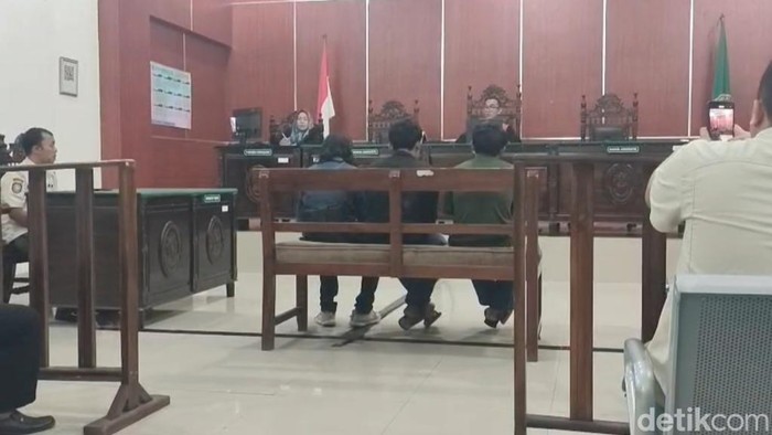 3 Pria di Pandeglang dijatuhi denda Rp 8 Juta akibat buang sampah sembarangan. (dok. ist)