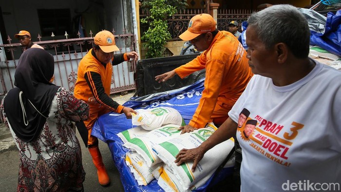 Warga mengantre saat penyaluran bantuan pangan di Balai Warga RW 07 Kedaung Kali Angke, Cengkareng, Jakarta Barat, Kamis (9/4/2026).