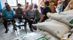 3.827 Warga Terima Bantuan Pangan di Kedaung Kali Angke