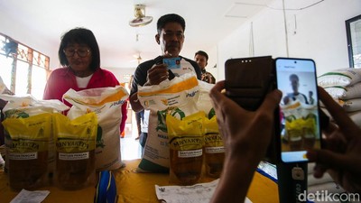 3.827 Warga Terima Bantuan Pangan di Kedaung Kali Angke