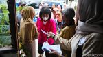 3.827 Warga Terima Bantuan Pangan di Kedaung Kali Angke