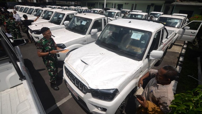 Perangkat desa mengecek mesin mobil saat pembagian mobil Koperasi Desa Merah Putih di Kodim 0724/ Boyolali, Jawa Tengah, Kamis (9/4/2026). PT Agrinas Pangan Nusantara membagikan sebanyak 71 unit kendaraan roda empat pada tahap pertama kepada desa yang ada di Boyolali guna mendukung sarana operasional Koperasi Desa Merah Putih. ANTARA FOTO/Aloysius Jarot Nugroho/YU