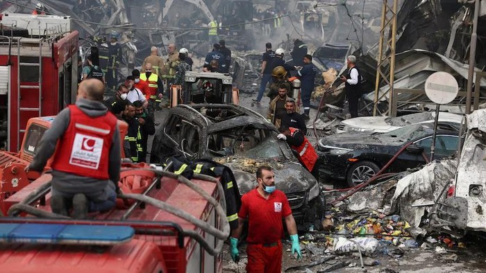 Petugas tanggap darurat bekerja di lokasi serangan Israel di Al-Mazraa, Beirut. (Reuters: Yara Nardi)