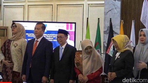 Abul Chair (tengah) resmi dilantik jadi Sekretaris Daerah (Sekda) NTB di aula Pendopo Gubernur NTB, Kamis (9/4/2026). (Foto: Ahmad Viqi/detikBali)