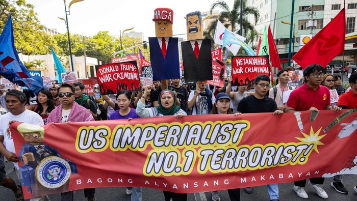 Filipino activists burn a poster bearing images of U.S. President Donald Trump and Israeli Prime Minister Benjamin Netanyahu during a protest against the U.S.-Israel conflict with Iran, amid a two-week ceasefire, near the U.S. Embassy in Manila, Philippines, April 9, 2026. REUTERS/Eloisa Lopez
