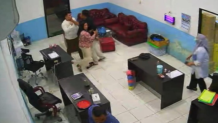 Aksi saat pengawas diduga mencekik Kepala SPPG. (Foto: dok pribadi Hapif)