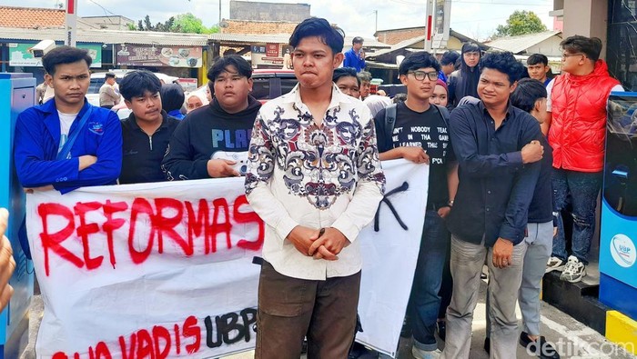 Aksi unjuk rasa di kampus Universitas Buana Perjuangan Karawang