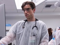 Tangis Haru Aktor Patrick Ball, Lunasi Utang Kuliah Rp 1,2 M Berkat 'The Pitt'