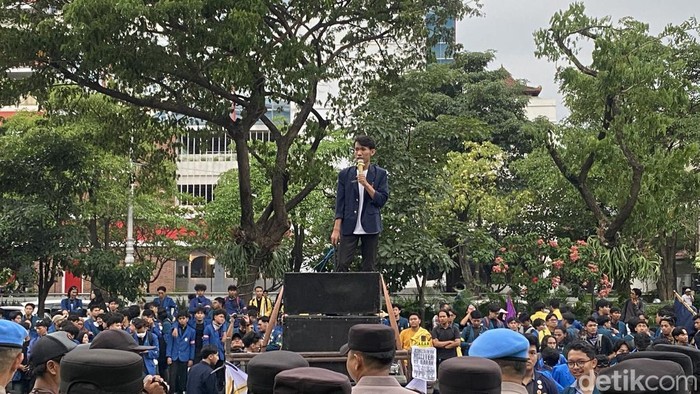 Aliansi BEM Semarang Raya berdemonstrasi di halaman Kantor DPRD Jateng, Jalan Pahlawan, Kecamatan Semarang Selatan, Kamis (9/4/2026).