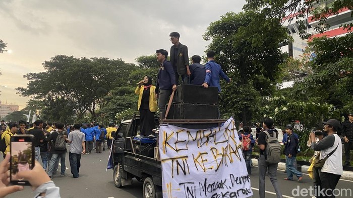 Sebelum membubarkan diri, massa mahasiswa sempat ditemui perwakilan dari DPRD Jateng.