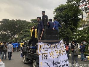 Mahasiswa Semarang Demo Kasus Andrie Yunus di DPRD Jateng Bubarkan Diri