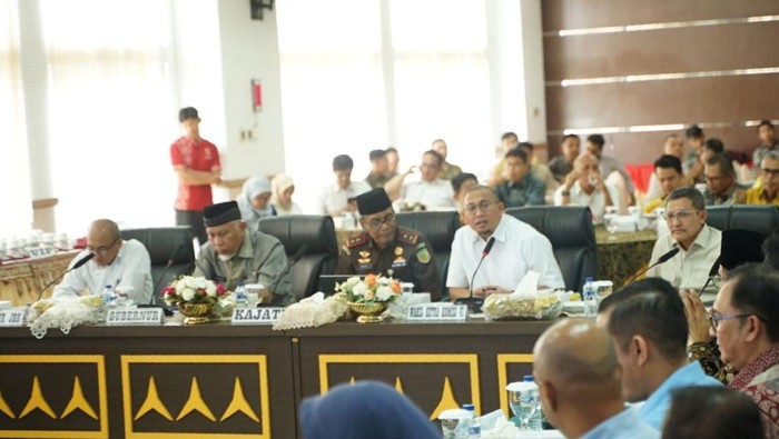 Andre Rosiade saat rapat Pendahuluan Persiapan Pembangunan Ruas Jalan Tol Pekanbaru–Padang Seksi Bukittinggi–Padang Panjang–Sicincin di Kantor Kejati Sumbar