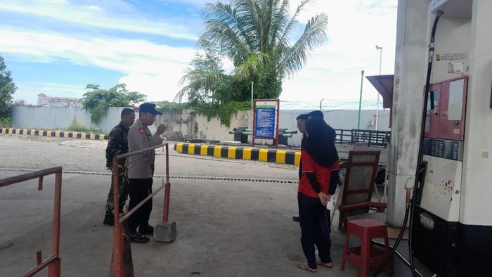 Anggota Bhabinkamtibmas bersama Babinsa saat melakukan kontrol pertamina di SPBU Bungi.