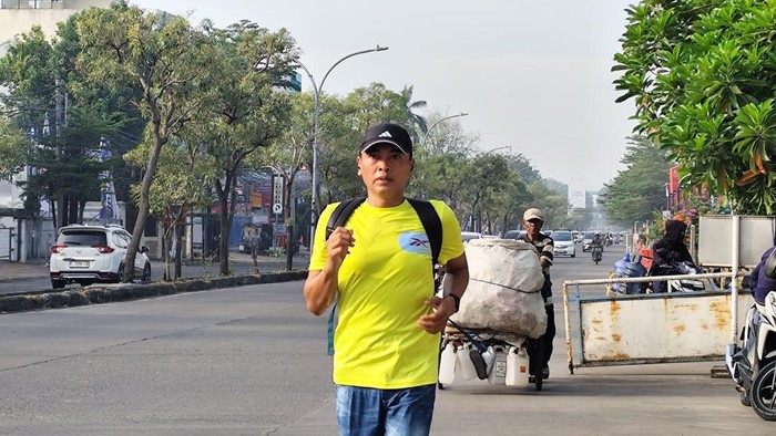 Anggota DPRD Kota Cirebon, Agung Supirno memilih berlari saat berangkat ke kantor
