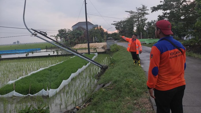 Angin kencang terjadi di wilayah Undaan Kabupaten Kudus, Kamis (9/4/2026).