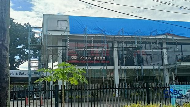 Bangunan dealer Honda menjalani renovasi usai operasionalnya dihentikan di Pondok Pinang, Kebayoran Lama, Jakarta Selatan, Kamis (9/4/2026). (CNBC Indonesia/Ferry Sandi)