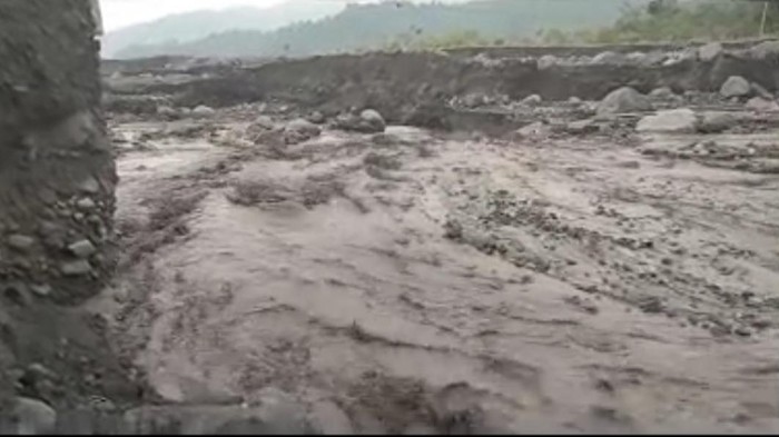 Banjir lahar dingin Semeru terjang sejumlah daerah aliran sungai di Lumajang