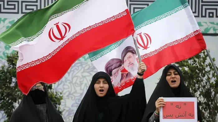 Sejumlah orang berkumpul di Lapangan Revolusi, Teheran, setelah AS dan Iran melakukan gencatan senjata, 8 April 2026.