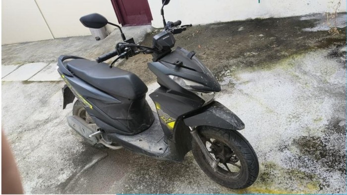 Barang bukti sepeda motor Honda Beat Street yang digunakan begal di Jalan Desa Trisari, Kecamatan Gubug, Kabupaten Grobogan, Kamis (9/4/2026).