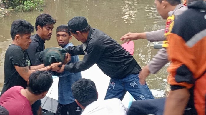 Bocah laki-laki di Bone ditemukan tewas usai terseret arus sungai saat bermain di sekitar rumahnya.