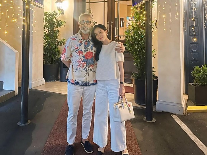 Bunga Zainal dan Suami